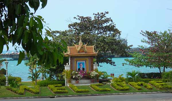 the king welcomes all to the sihanoukville port park